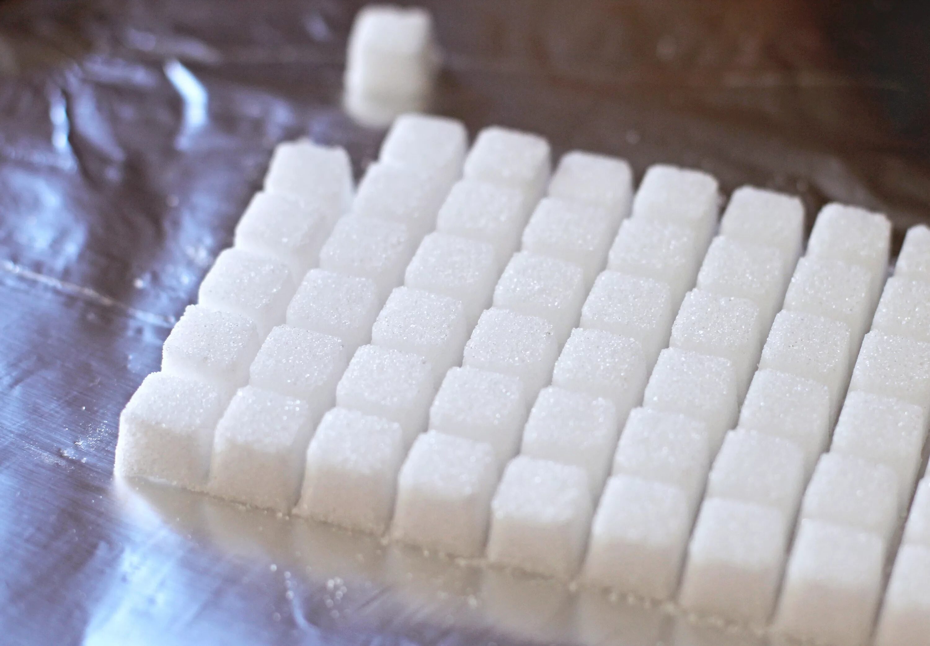 Making cubes. Чехия сахар кубиками. Блюда из кубиков сахара.. Теплый сахар. Сахар на столе.