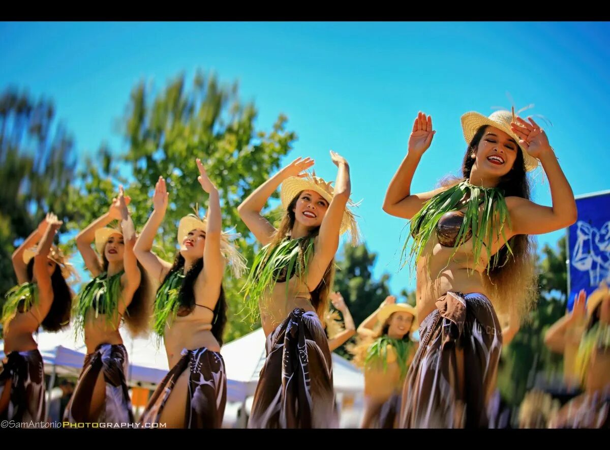 Таитянский танец. Таити население. Таити девушки. Таити вечеринка. Танцующие таитянки.