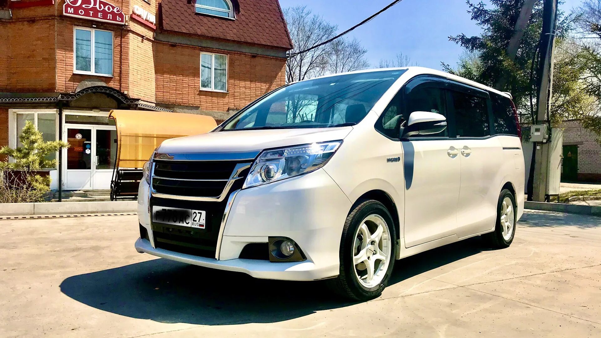 Noah гибрид. Тойота Ноах гибрид. Toyota Noah 3. Тойота Ноах гибрид 2015. Минивэн Toyota Noah Hybrid 2015.