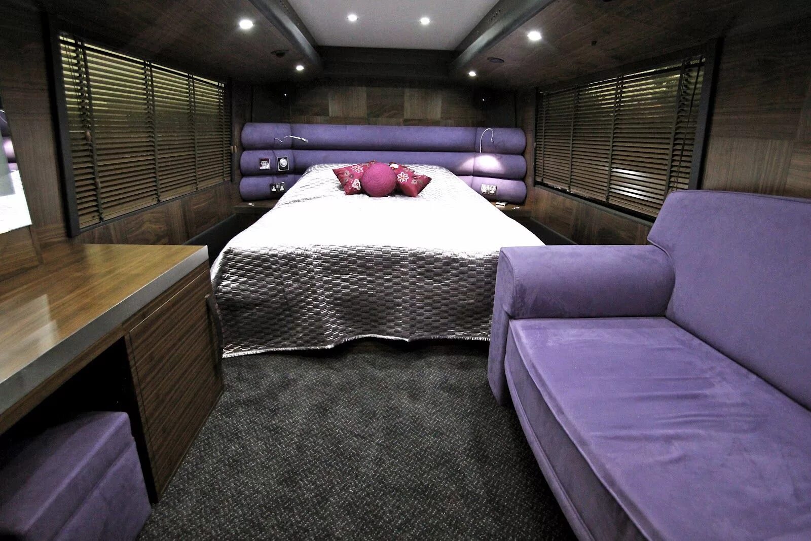 Спальный автобус. Двухэтажный автобус со спальными местами. Кровать автобус. Туристические автобусы со спальными местами. Автобус с941