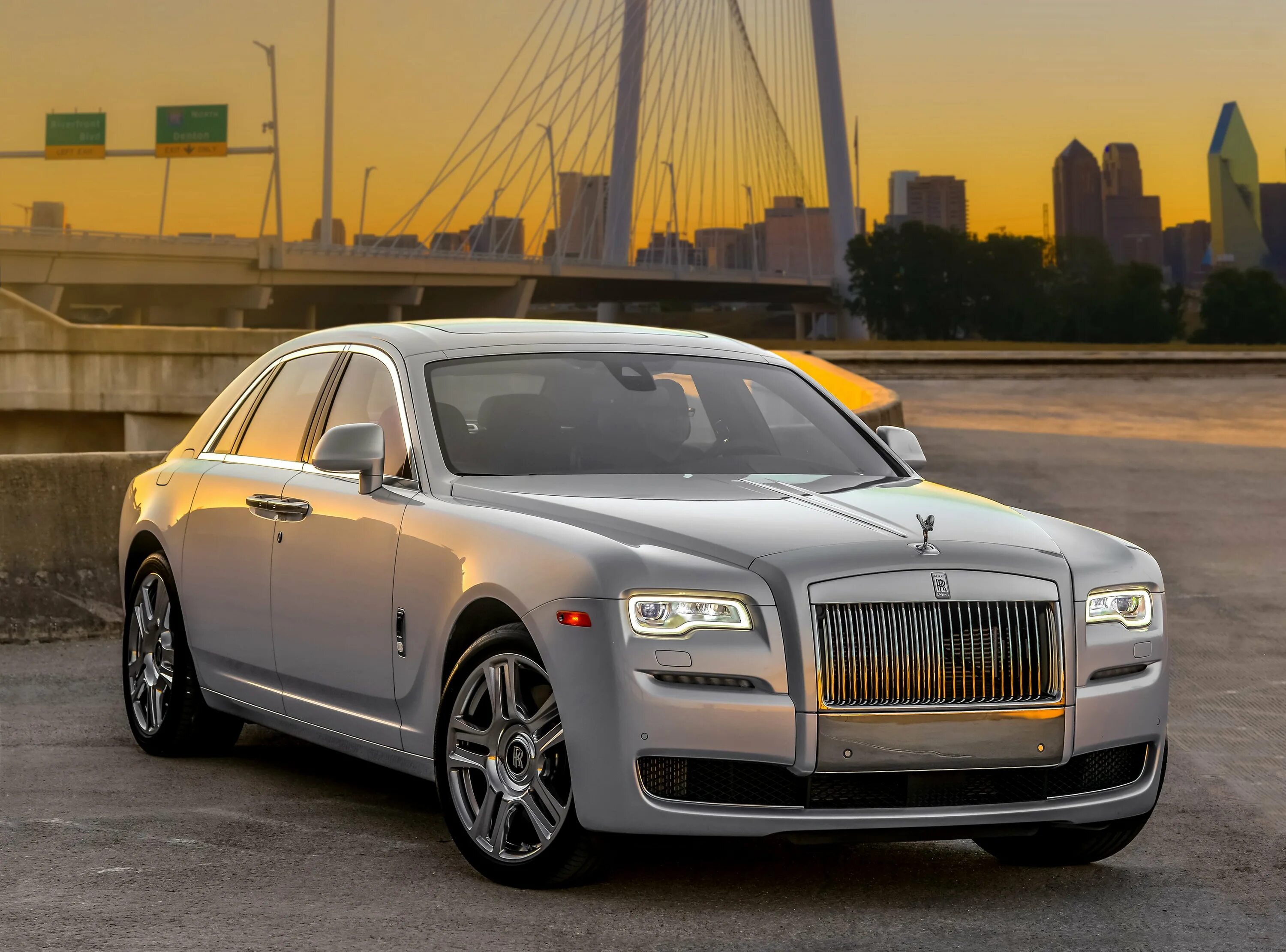 Автомобиль rolls royce. Роллс Ройс. Машина Роллс Ройс. Rolls Royce Ghost 2015. Новая машина Роллс Ройс.