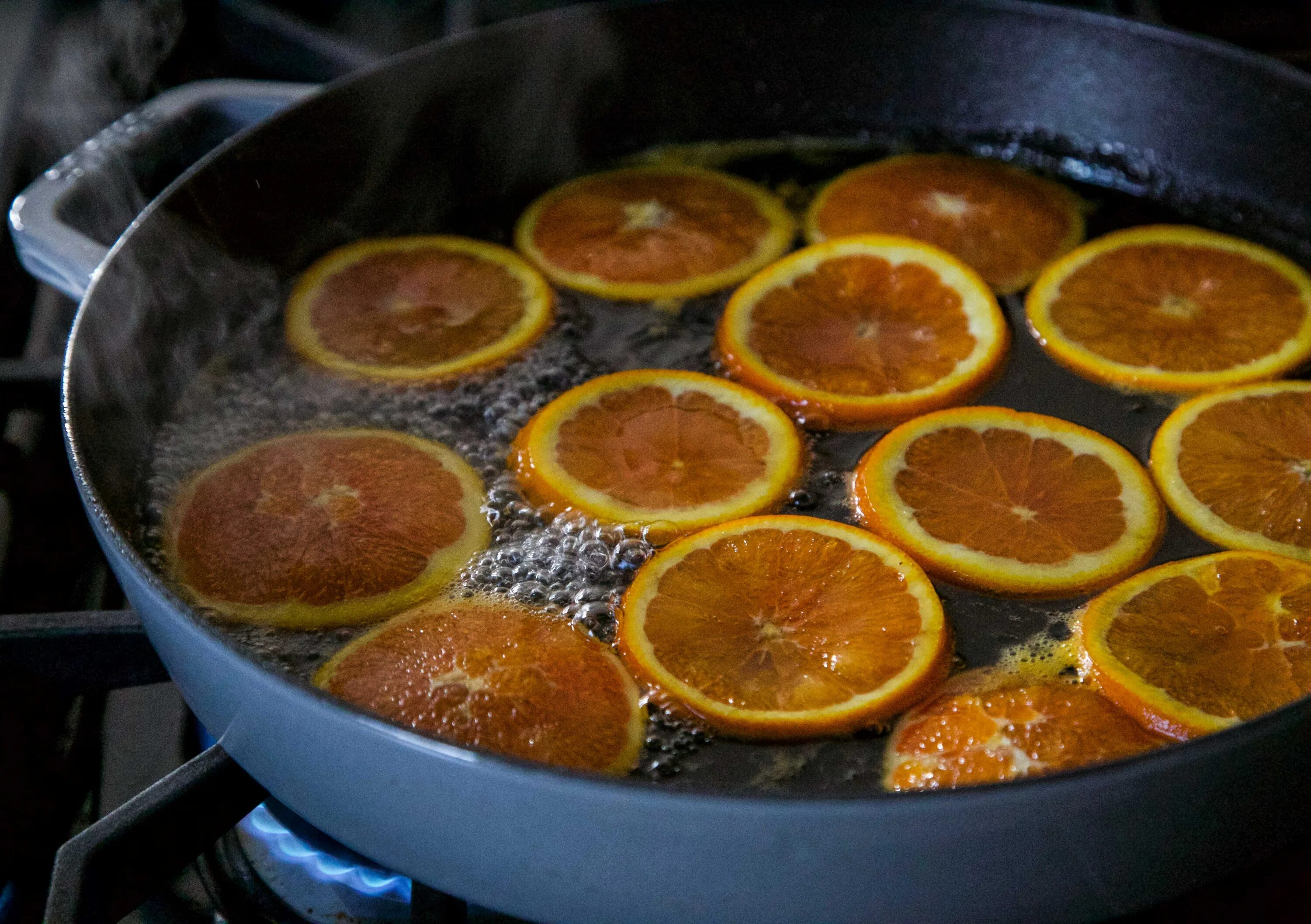 Карамелизированные апельсины. Жареный апельсин. Варёный апельсин. Апельсины в карамели на сковороде. Жареные мандарины