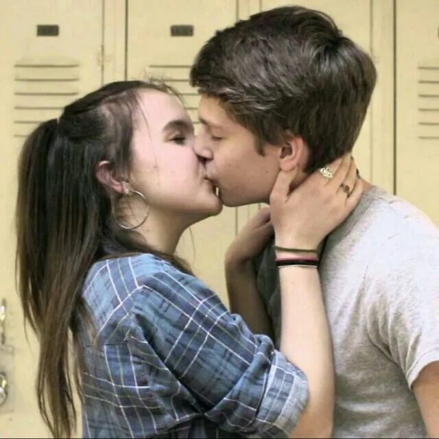 Поцелуй в губы подростков. Поцелуй в 11 лет. Поцелуй в 14 лет. Подростковый поцелуй с языком. Можно заниматься сексом в 15 лет