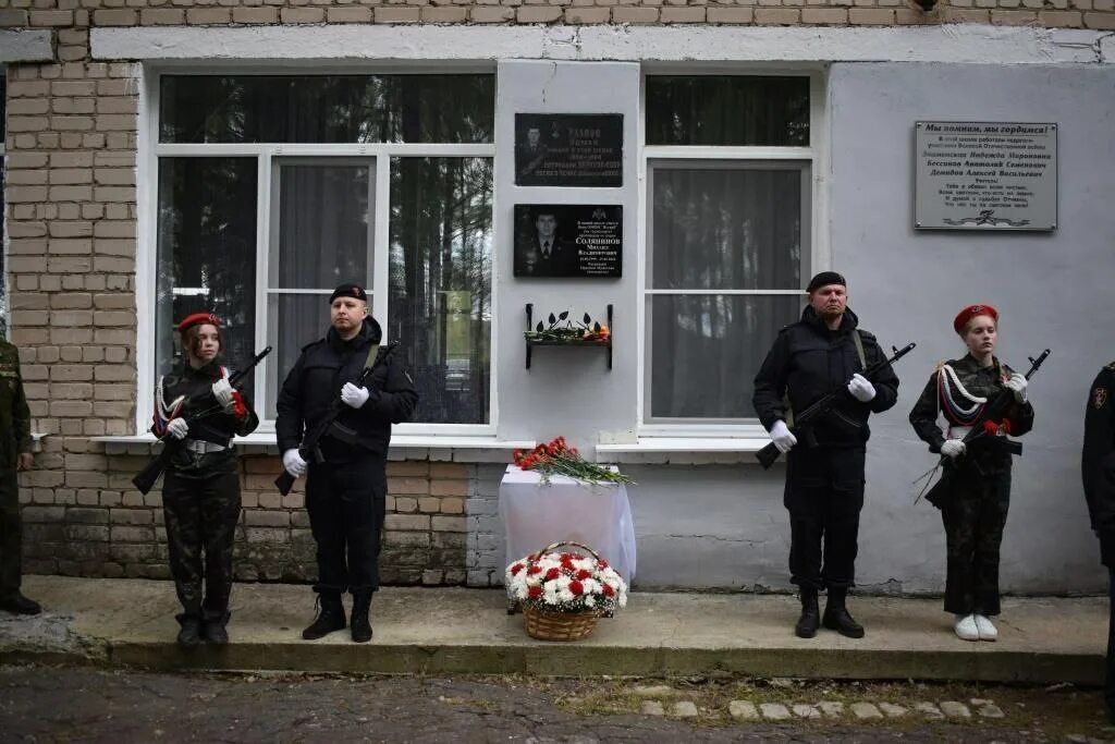 Мемориальные доски погибшим в спецоперации на Украине. Мемориальная доска памяти. Сайт новости н