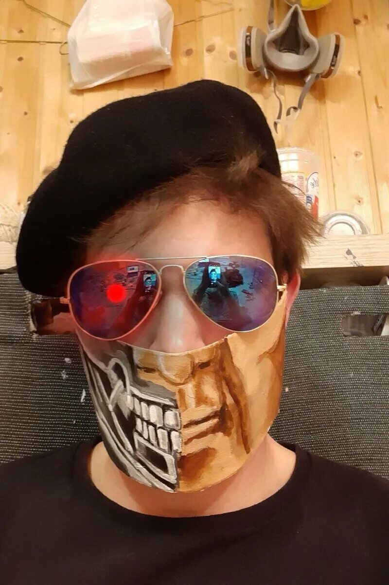 Илон рив маск. Ллойд комик. The masked singer шоу. Маска основателя. Александр чеботарев собр ростов на дону.