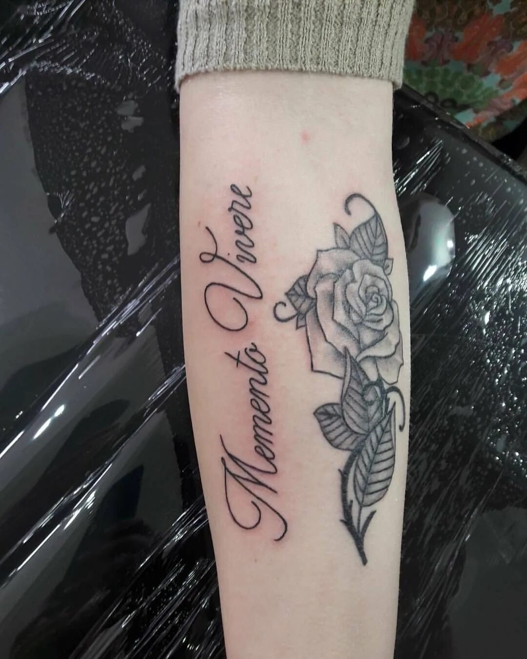 Memento mori memento vivere тату. тату моменто море девушке. моменто море тату на руке надпись. наколка моменто море. тату на запачтие тементо море.