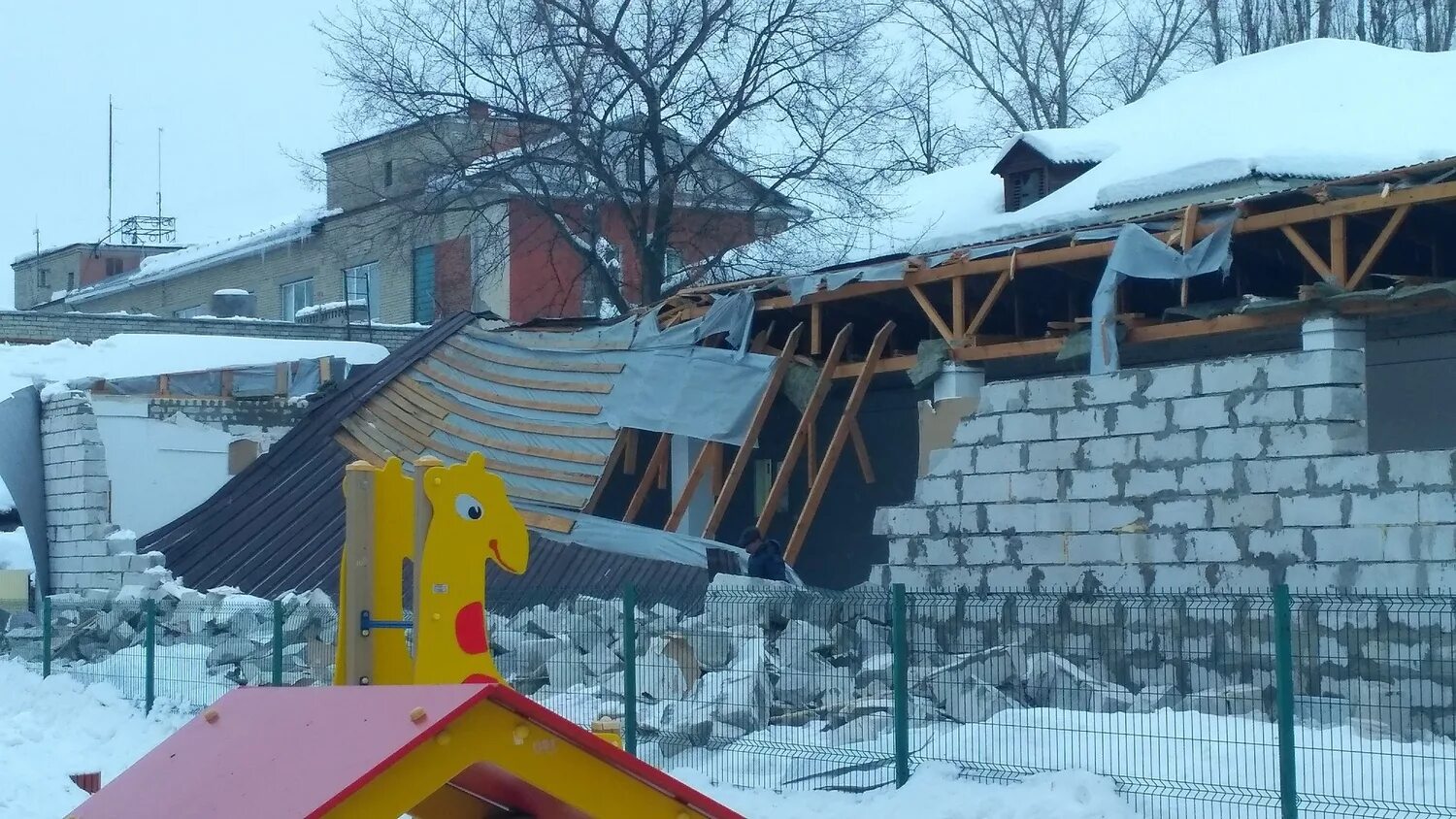 Сломал на крыше замок. Обрушение кровли от снега. Провалилась крыша. Крыша сломалась от снега. Провалилась крыша в гараже от снега.