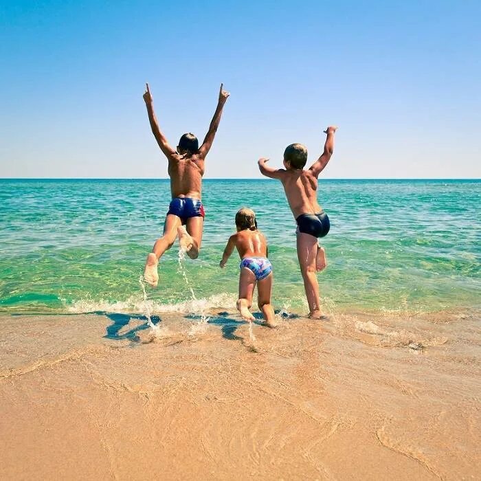 Куда можно поехать с детьми летом. Дети на море. Лето дети море. Лето пляж дети. Отдыхающие на пляже для детей.