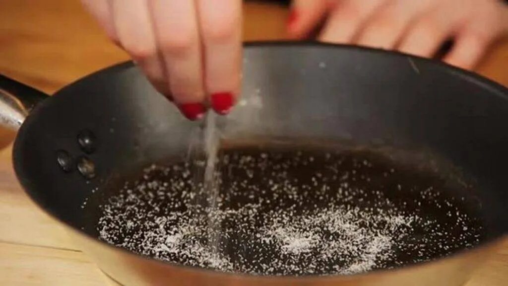 Почему брызгает масло. Соль на сковороде. Прокалить сковороду с солью. Прокаливать сковороды маслом и солью. Масло на сковороде.