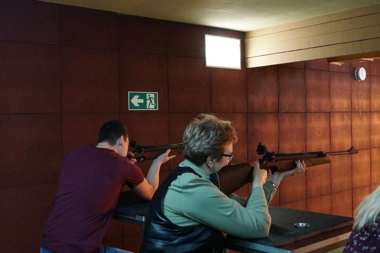 стрельба в тире. новый тир. тир стрелковый спб боевое оружие. пострелять из боевого оружия в спб тир. стрельба из огнестрельного оружия.