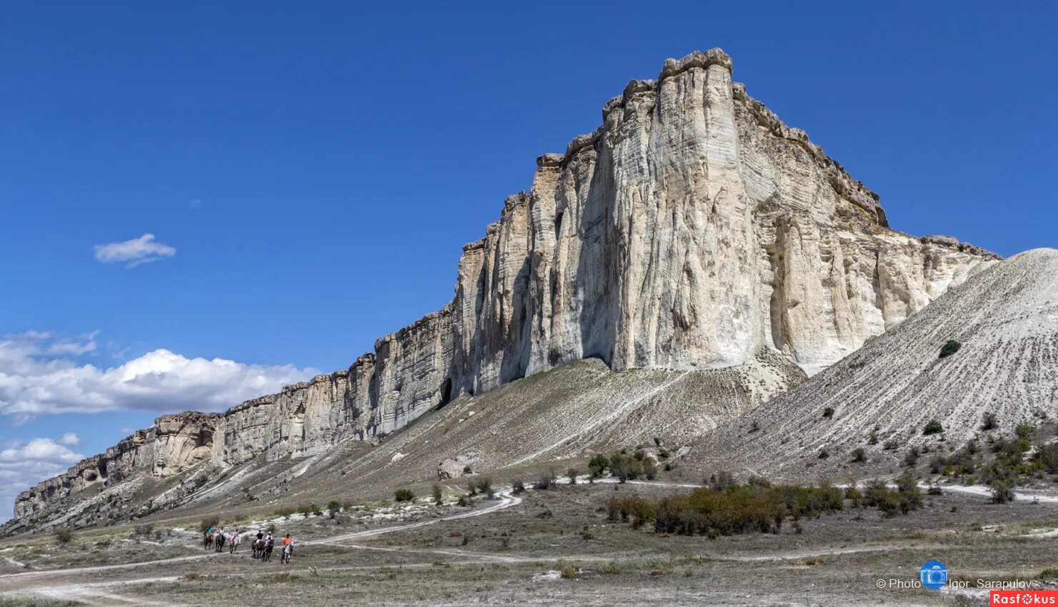 Гора белая скала в Крыму. Белая скала Крым человек с бульвара Капуцинов. Белая скала Белогорск. Крым белая скала панорама. Скала в крыму голова