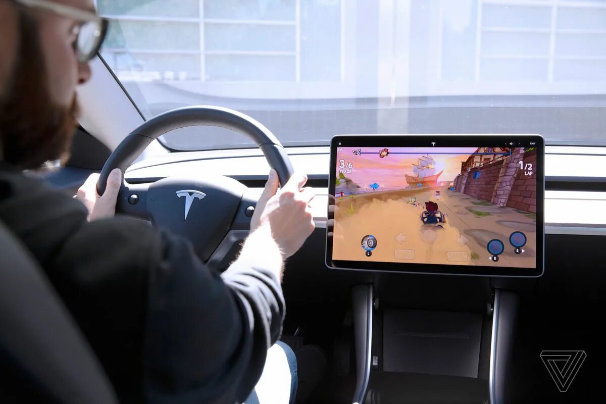 Drive player. Экран Tesla model 3. Монитор Тесла model 3. Tesla model 3 дополнительный монитор. Tesla model 3 Gaming.