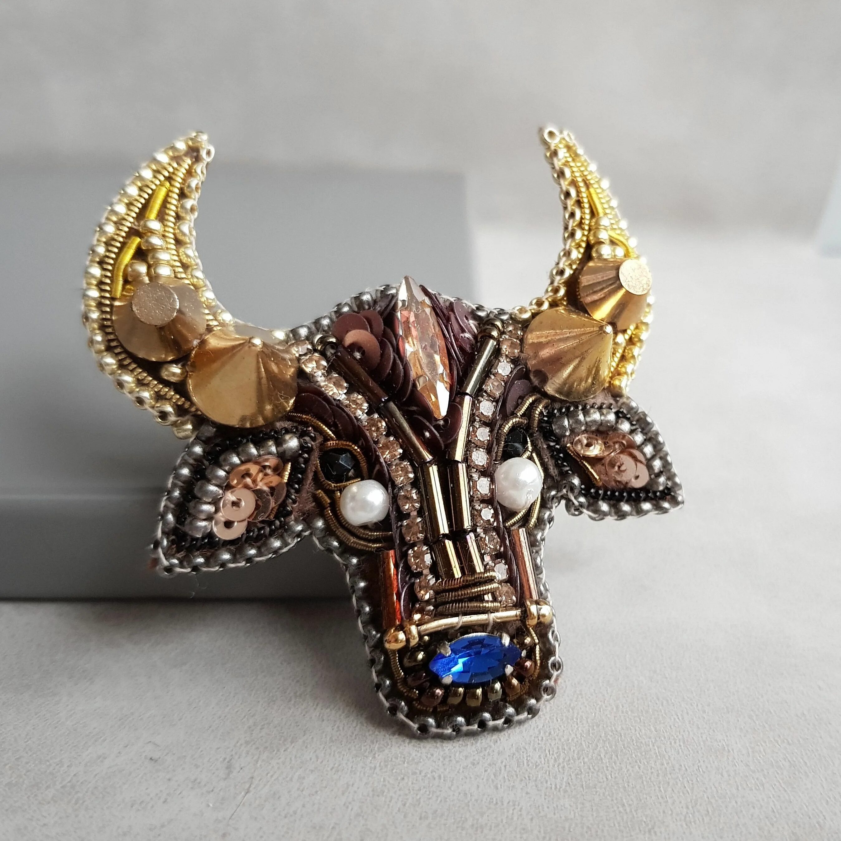 Бык брошь бисером. Брошь телец. Броши знак тельца. Брошь бык. Золотая брошь телец.
