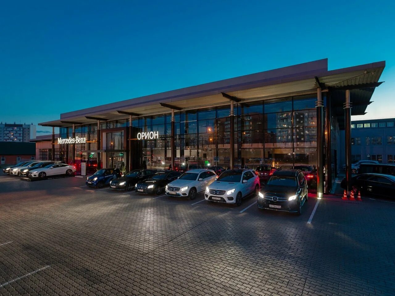 Новый мерседес в автосалоне. Mercedes benz красноярск. Мерседес красноярск. Автосалон мерседес. Mercedes орион.