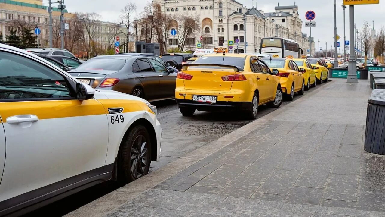 Такси в москве запретят. Такси. Комплименты в такси. Запрет такси. Таксист в такси.