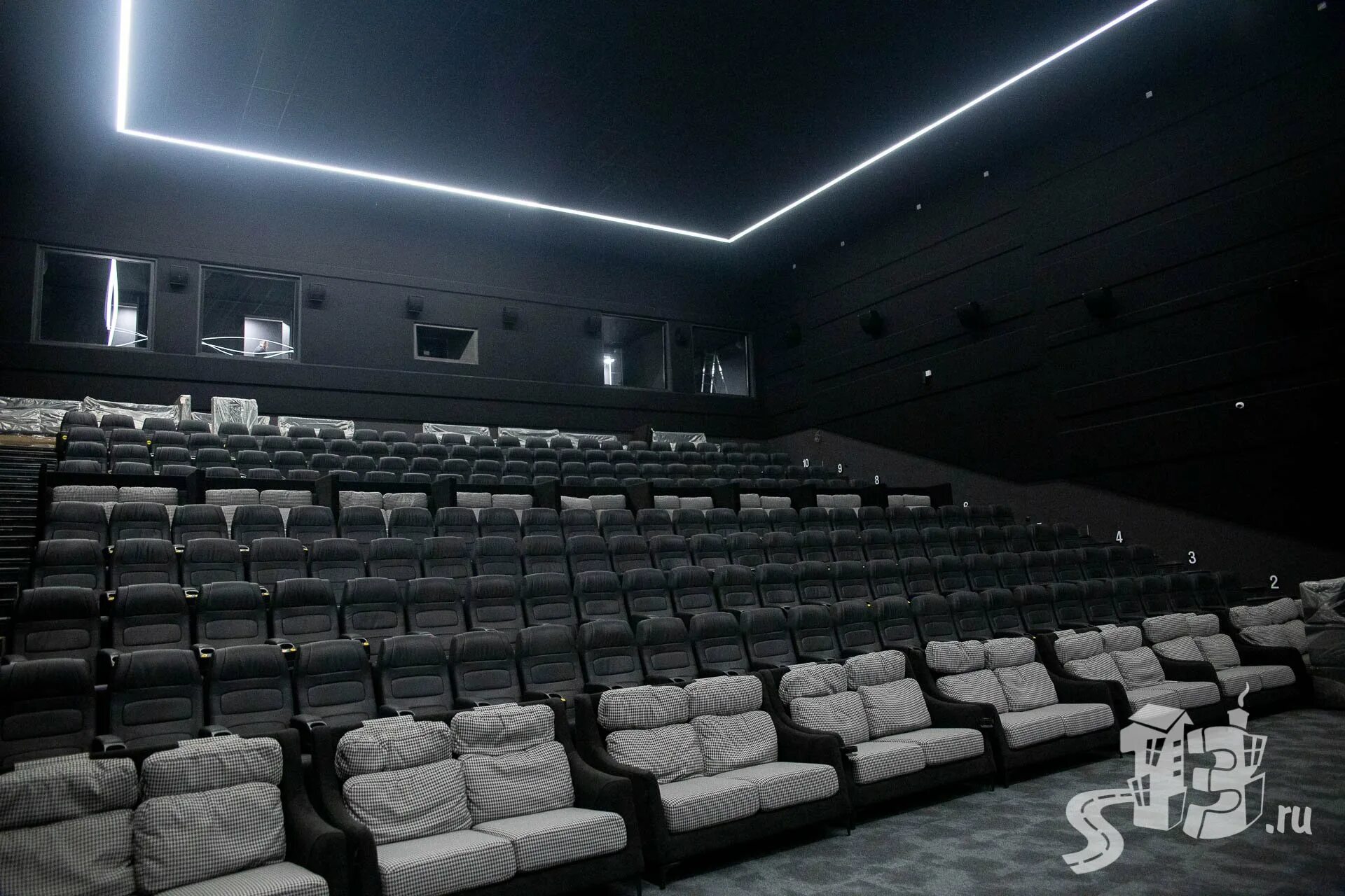 Кинотеатр тринити афиша. Silver cinema 3 зал. сильвер кинотеатр зал 2. гродно кинотеатр moon. сильвер синема тверь зал 5.