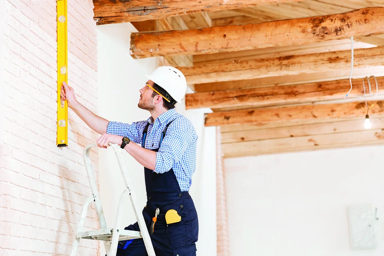 Работа уровнем строительным. Работа уровнем строительным. Уровень stabila 81 sv магнитный. Уровень для столбов магнитный. Возведения на уровень.