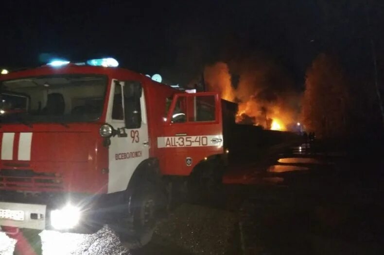 Горит частный дом. Пожар в ло. Пожар в ло. Пожар в ло. Краснофлотская кировск ленинградская область.