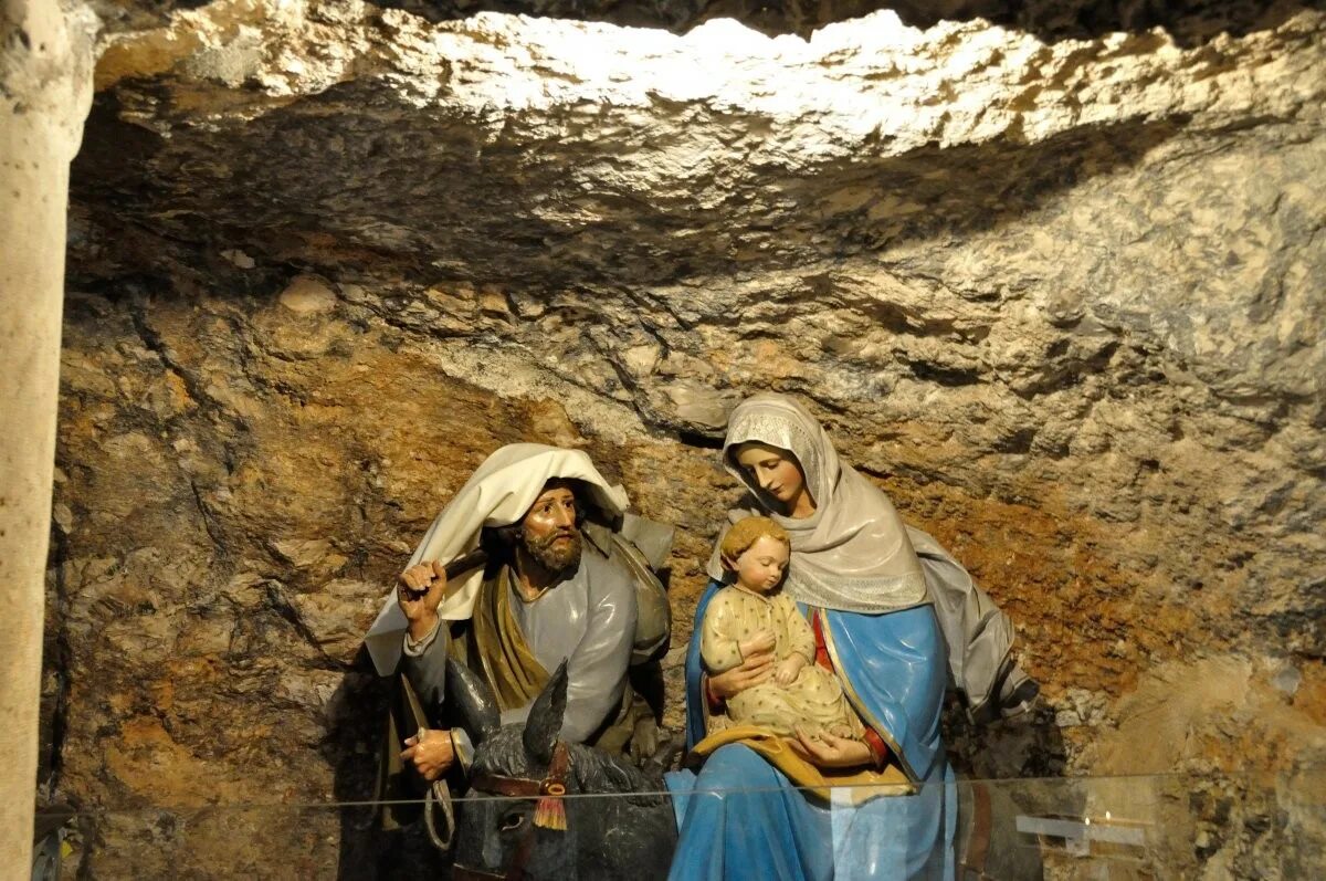 Где родился иисус стране. Пещера рождения Иисуса Христа в Вифлееме. Пещера Рождества Христова в Вифлееме. Вифлеем пещера хлев рождения Христа.