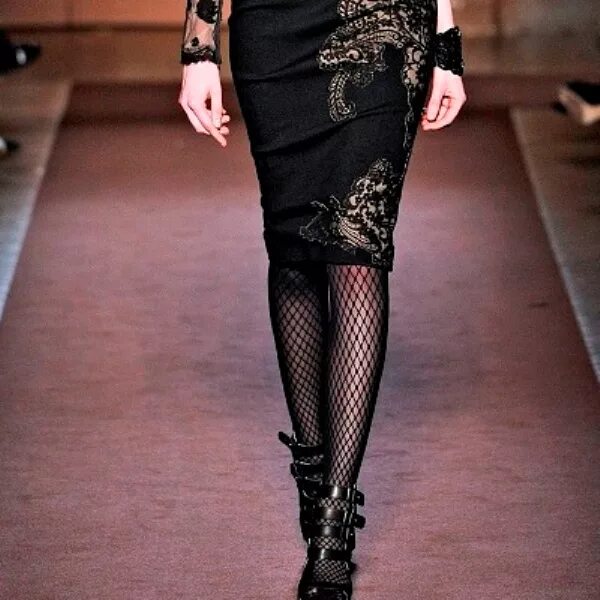 облегающее платье колготки черные. образ с колготками гуччи. колготки в сетку с юбкой. колготки в сеточку и ботинки. колготки в сеточку и короткая юбка.