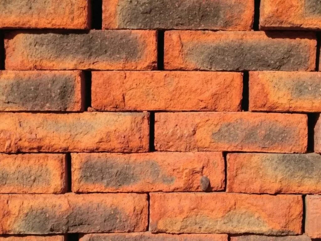 Колотый кирпич для облицовки. Кирпич альтаир рваный камень. кирпич изкм рваный камень. рваный камень изкм. текстура рваный кирпич изкм.