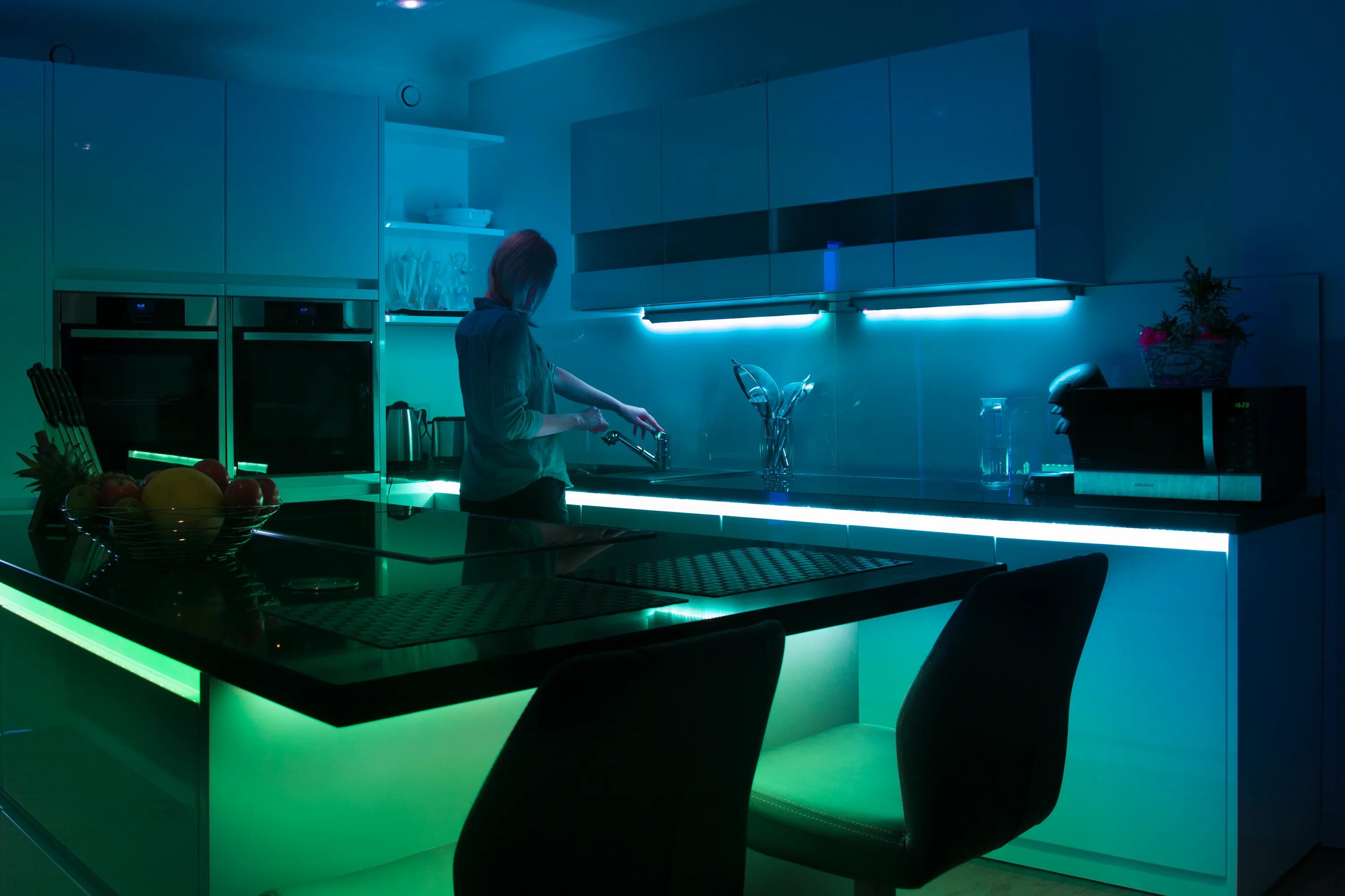 Клип ночью на кухне. Зеленая кухня с подсветкой. Ночная кухня. Кухня ночью. Лед в дизайне интерьера.