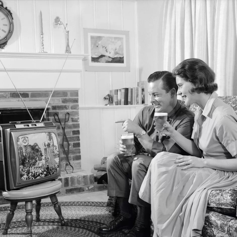 Ретро интерьер. Телевидение. Реклама телевизора. Philips 60s Retro. Телевизор 30 годов