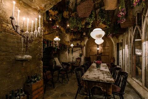 Ирландский паб под сводами в бывших соляных подвалах c пятью отдельными жив...