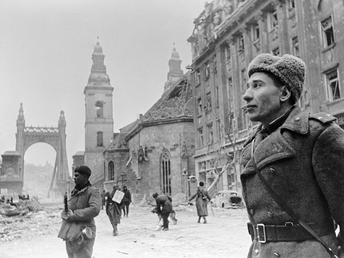 Красная армия 1944. Штурм Будапешта 1945. Освобождение Будапешта 1944. Советские солдаты в Будапеште 1945.