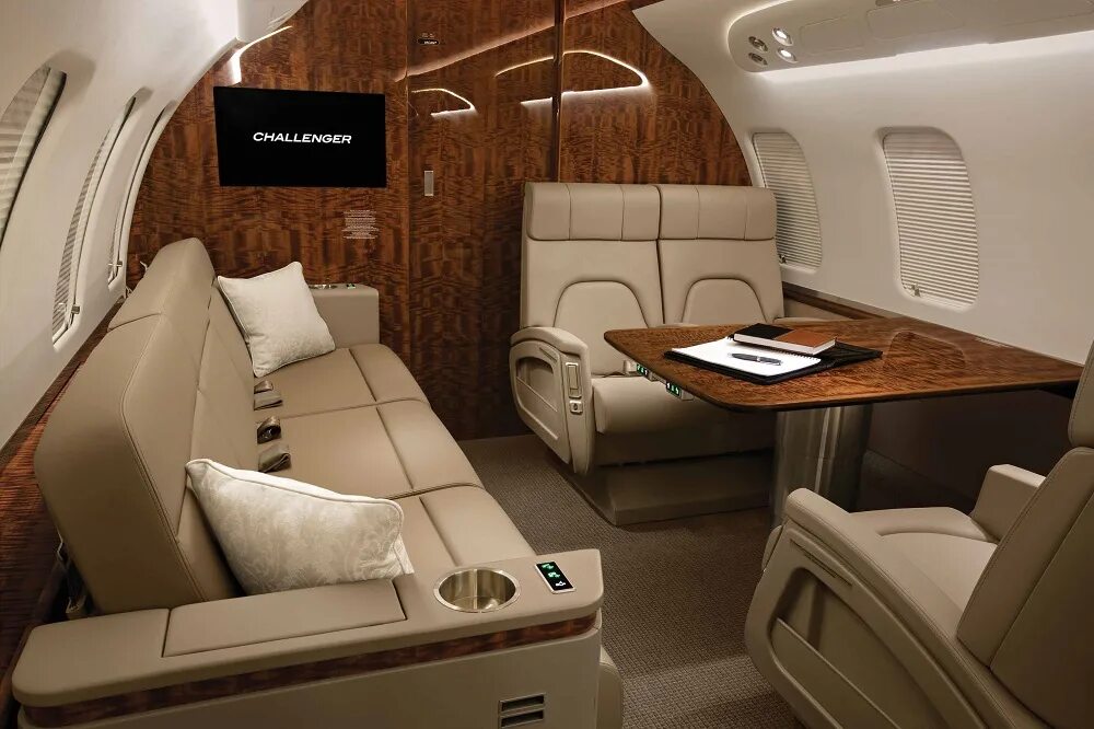 Bombardier 650. Самолет Bombardier Challenger 650. Bombardier Challenger 650 салон. Бизнес Джет Challenger 650. Бомбардье Челленджер 650.