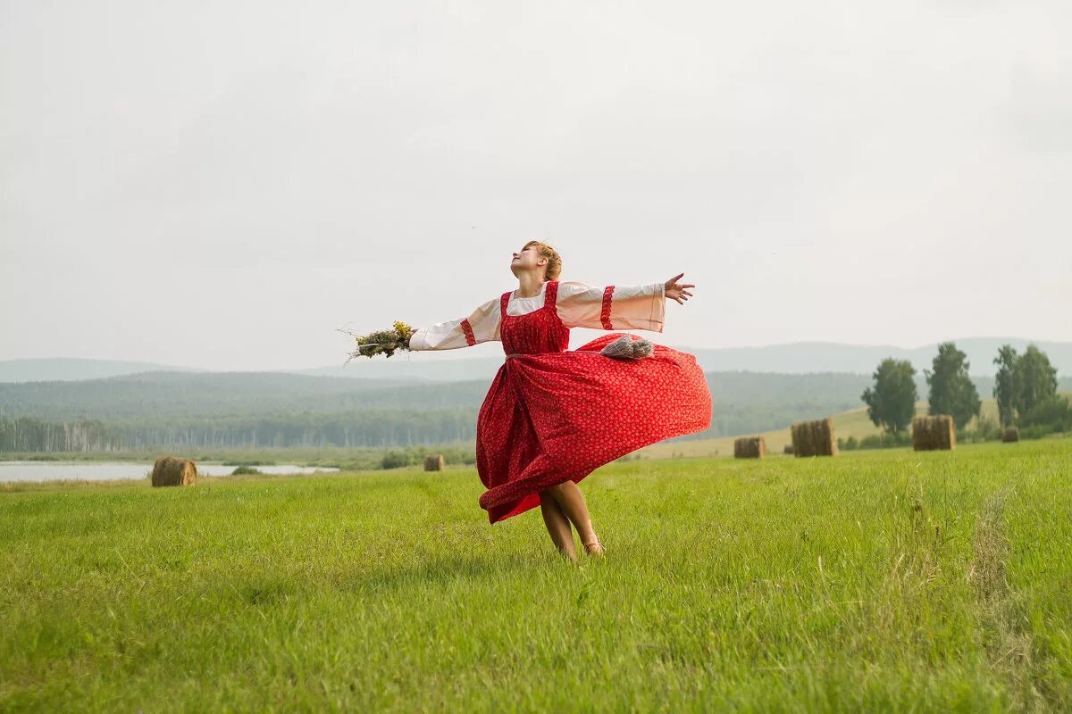 Русская душа. Широкая русская душа. Широка душа русского человека. Народный танец на природе.