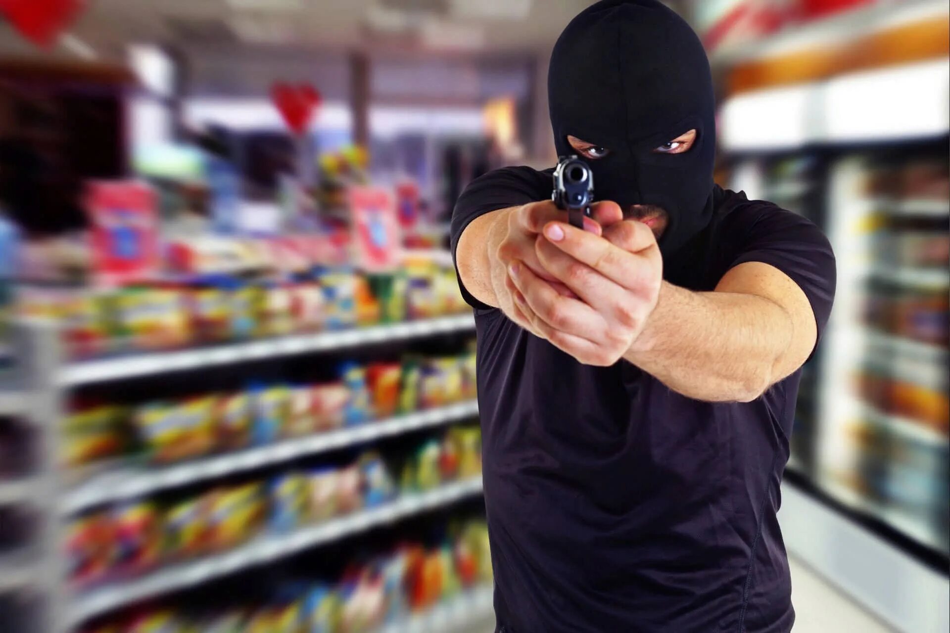 Нападения с пистолетом. Грабитель в магазине. Ограбление продуктового магазина. Grablenia magazina. Грабитель с пистолетом.