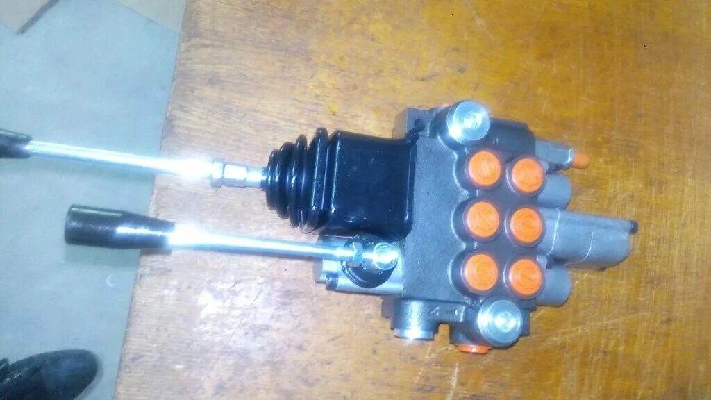 Распределитель гидравлический двухсекционный 2 40 l. Распределитель на минитрактор. Распределитель на минитрактор. 040. Трёхсекционный гидрораспределитель р40.