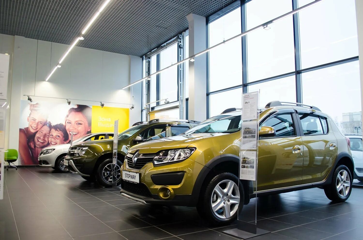 Дилер центр рено. Renault автоцентр. автосалон рено. дилер рено.