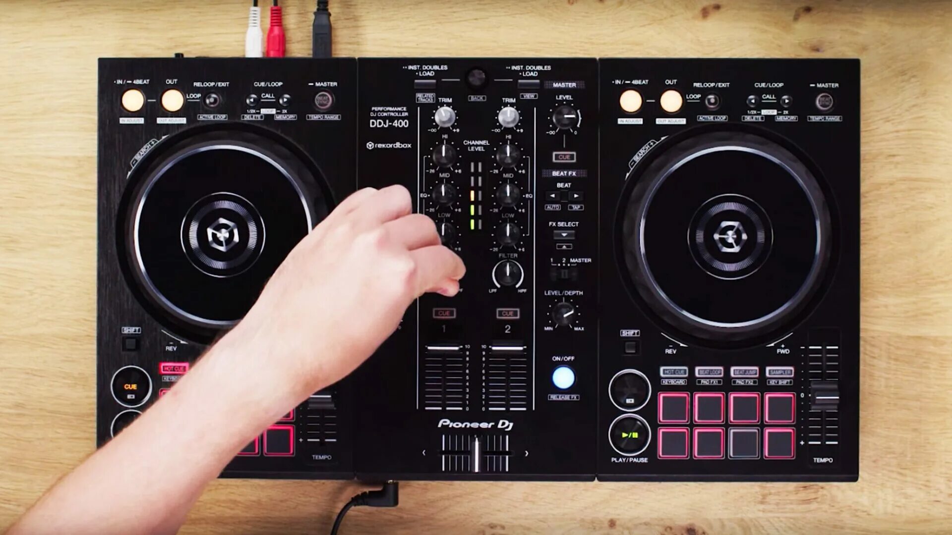 Ddj 400 купить в москве. Pioneer DDJ-400. Контроллер Пионер DDJ 400. Pioneer DDJ 400 пульт. Диджейский пульт Пионер 400.