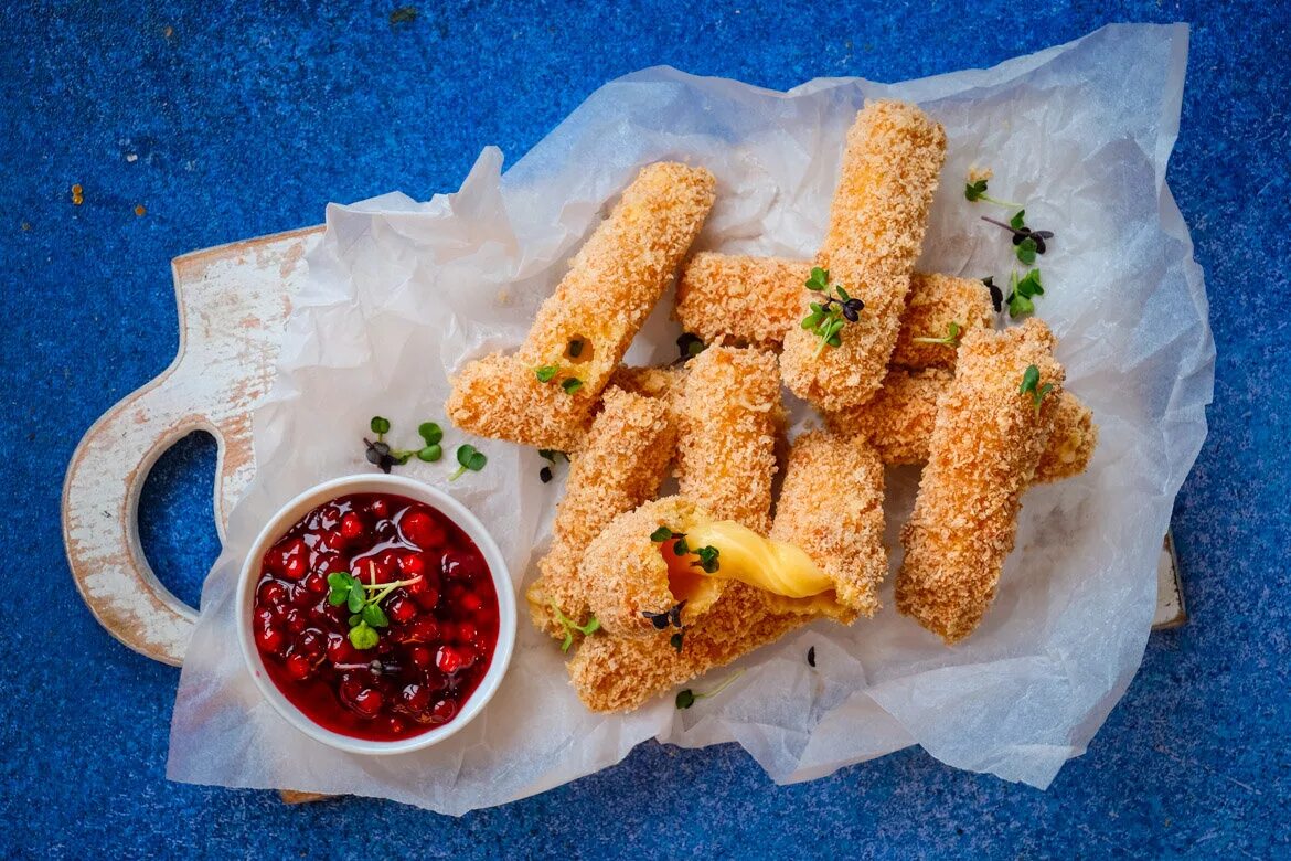 Сырные палочки с соусом. Сырные палочки с брусничным соусом. Сырные палочки с клюквенным соусом. Сырные палочки с ягодным соусом. День сырных палочек