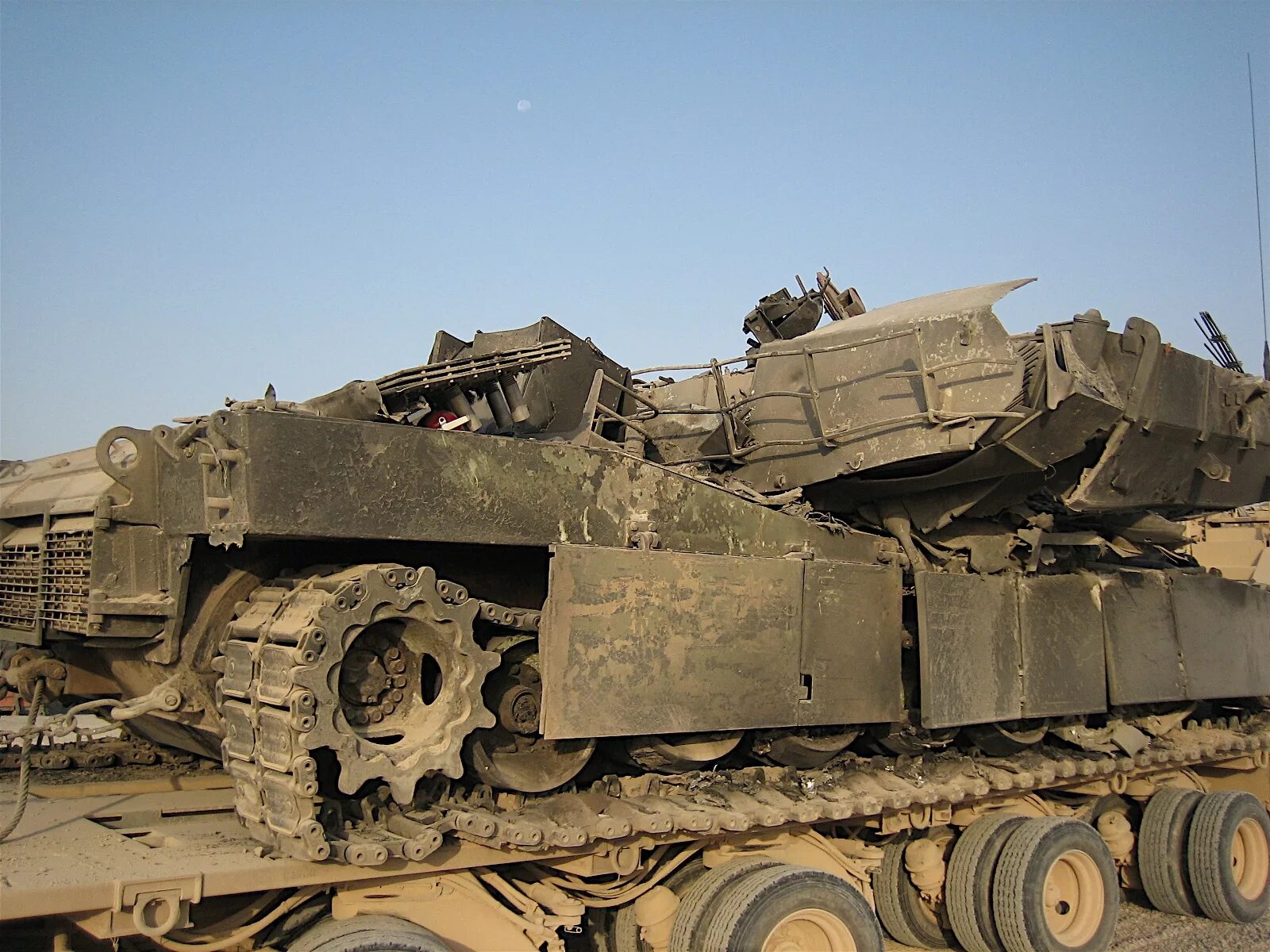 Сколько подбито танков абрамс. М1а1 Абрамс уничтоженный. M1 Abrams вышибные панели. Абрамс м1а2 Ирак. Подбитый танк м1 Абрамс.