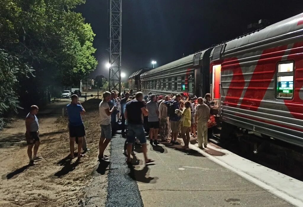 Вокзал поезд Волгодонск. Поезд Лихая. Поезд Волгодонск Адлер. Поезд Москва Адлер сентябрь 2023.