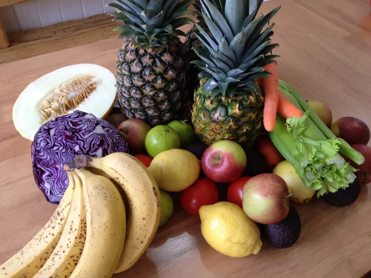 Какие фрукты едят в пост. Овощи и фрукты. Несладкие фрукты. Домашние фрукты. Овощи на столе.