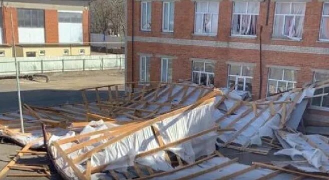 Песня сорвало крышу. Краснодарский край в школе сорвало крышу. крыша в школе №9 тамань. крыша школы гача без сетки.