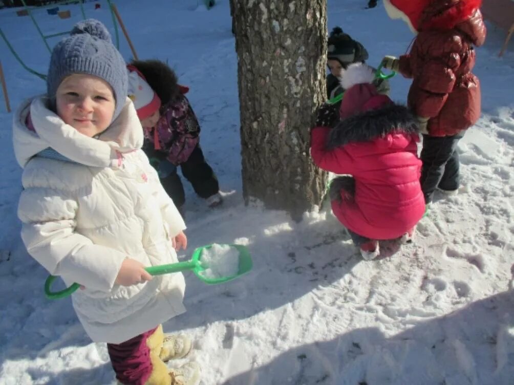 Зимние прогулки в младшей группе. Наблюдение зимой для детей детского сада. Прогулка в детском саду зимой. Наблюдение за снегом в младшей группе. Целевая прогулка в средней группе