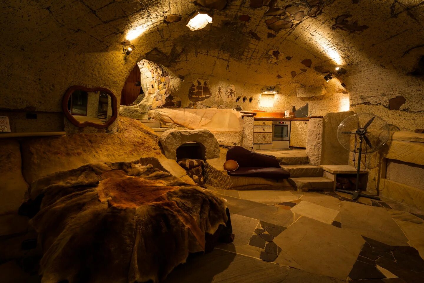Украсить пещеру. Пещерный дворец Cave Palace Ranch, Юта, США. Жилая пещера. Подземный домик. Интерьер в стиле пещеры.