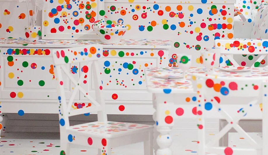 My good ideas. Yayoi Kusama Obliteration Room |. Комната облитерации - the Obliteration Room (2002). Яей Кусама комната облитерации. Хэппиинг белая комната Кусама.