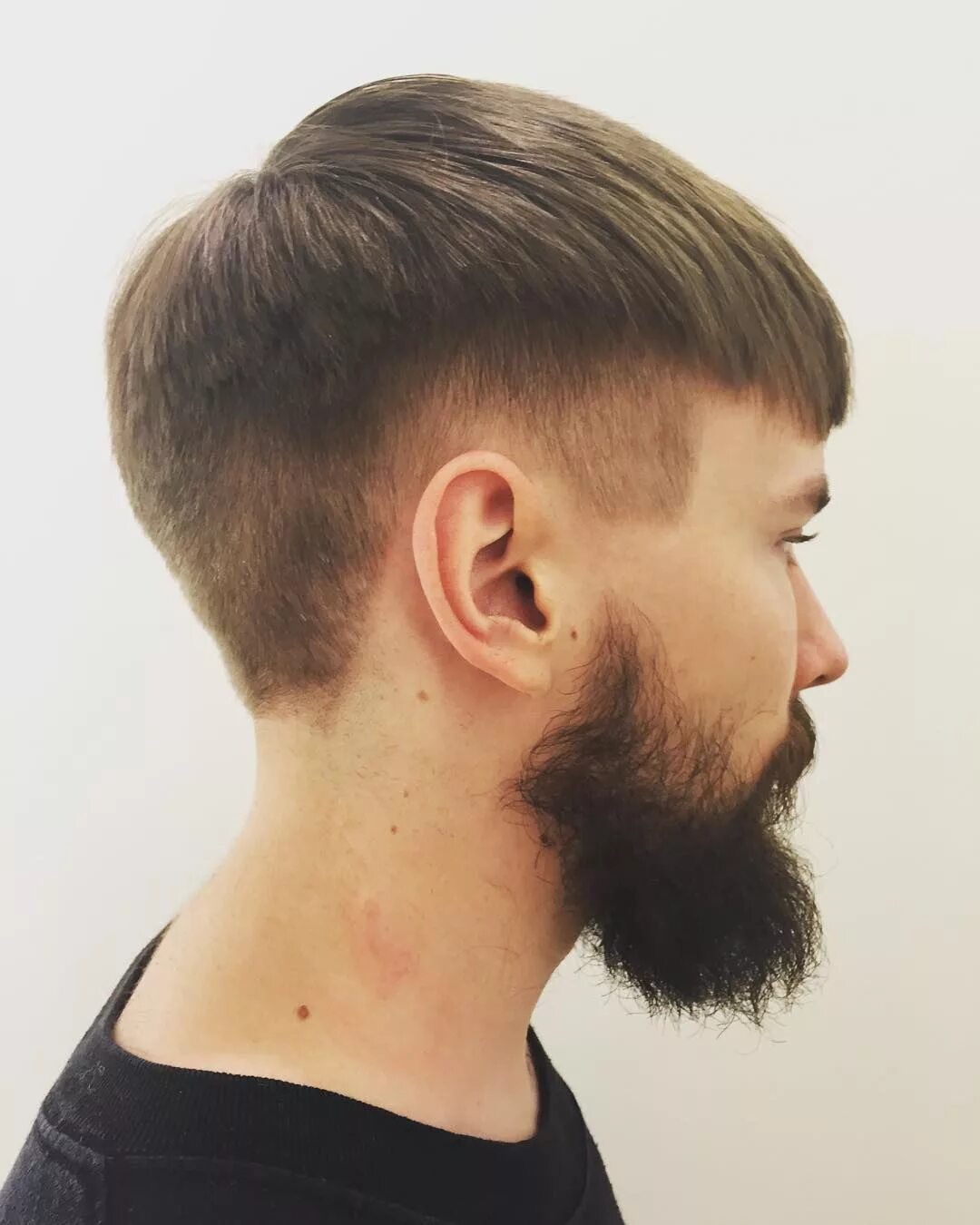 Шапочка с плавным переходом. Bowl Cut стрижка мужская. Стрижка под шапочку мужская. Причёска горшок мужская. Модная прическа горшок для мужчин.