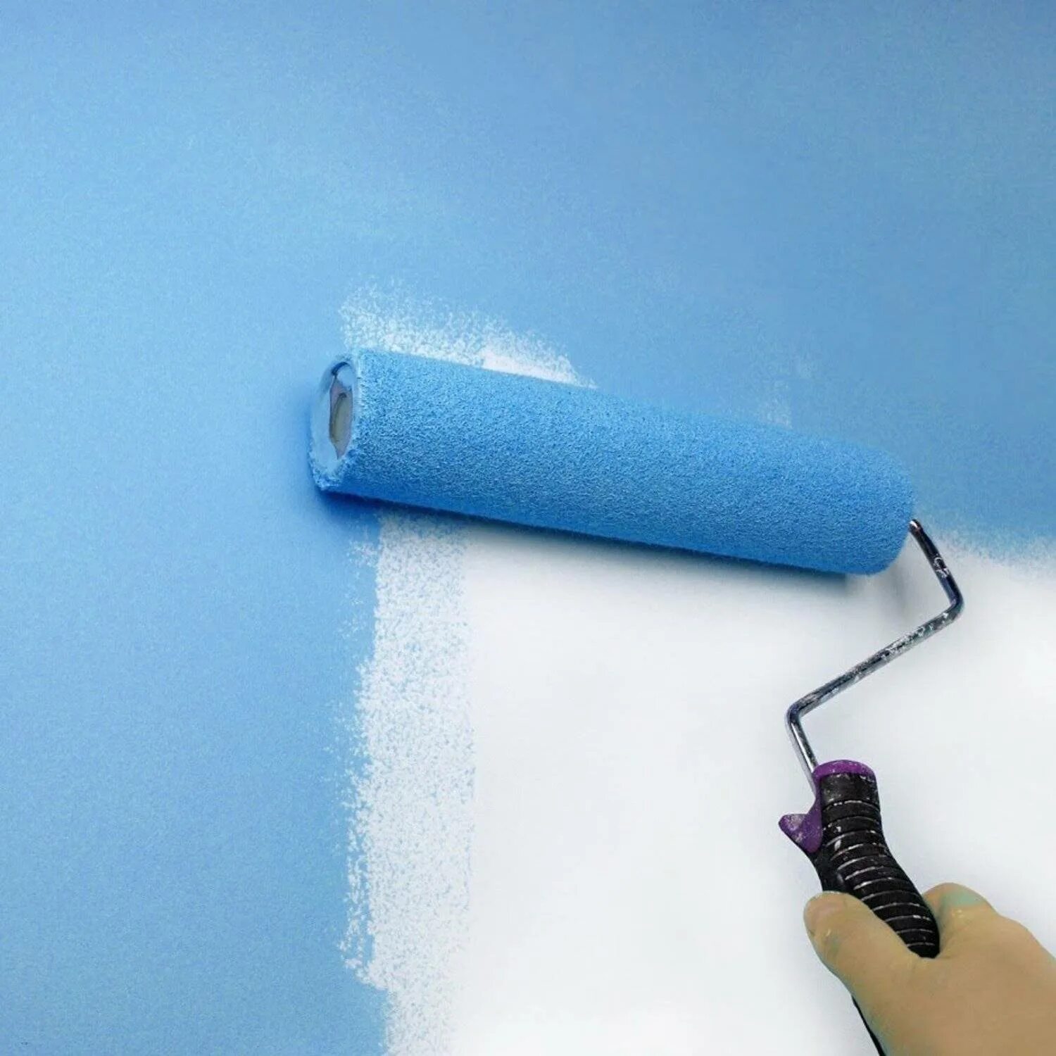 Какой краской можно красить обои. Валик для водоэмульсионной краски Dulux. Валик с полосой краски. Валик в голубой краске. Окраска стен водоэмульсионной краской.