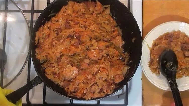 Солянка в кастрюле с капустой. Солянка на сковороде с квашеной капустой. солянка на сковороде с капустой. солянка из кислой капусты на сковороде. солянка с сардельками с капустой на сковороде.
