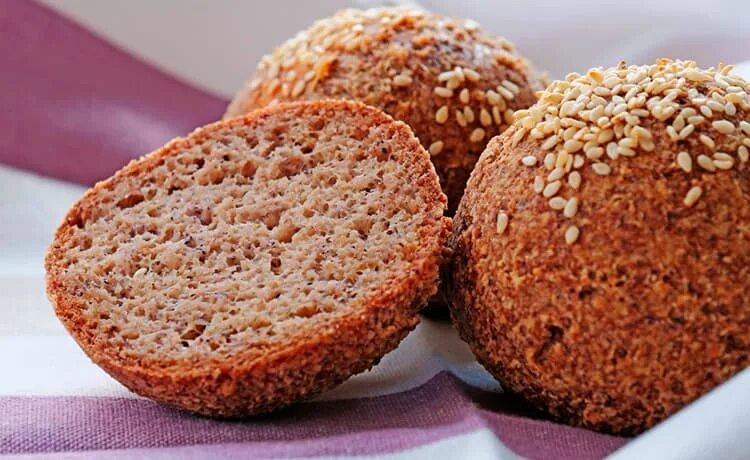 Булка с отрубями. Булочки из отрубей. булочки из отрубной муки. булочки из льняной муки. булочки с отрубями русский хлеб.