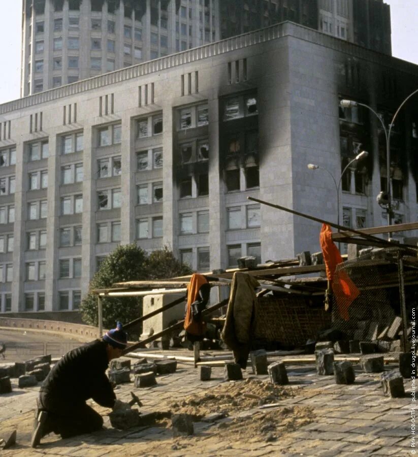 Белый дом события. Белый дом москва 1993 обстрел. белый дом штурм 1993. путч 1993 ельцин. белый дом после обстрела 1993 года.