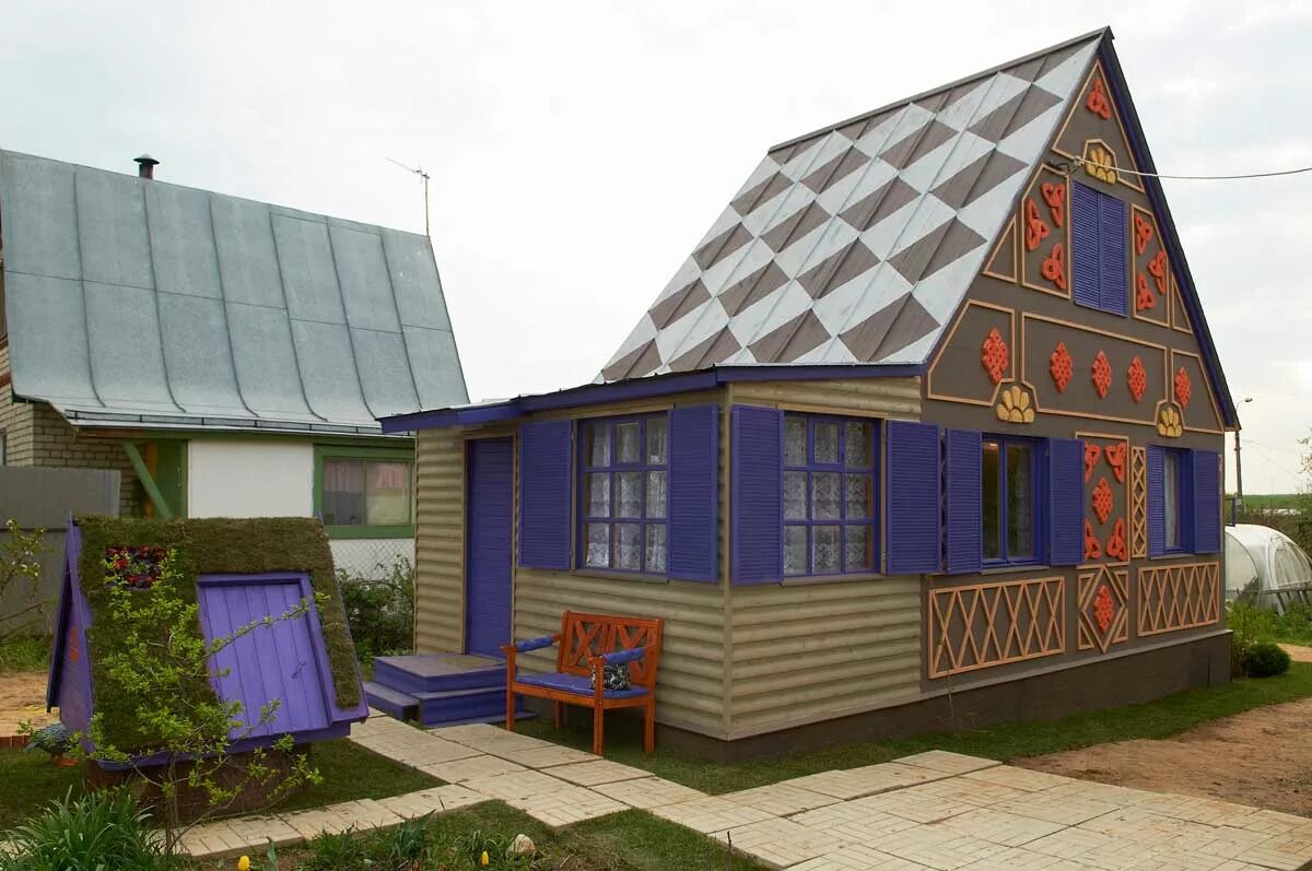 Фасад дачи. Разноцветный дачный домик. Фасад дачного домика. Покрасить домик красиво.