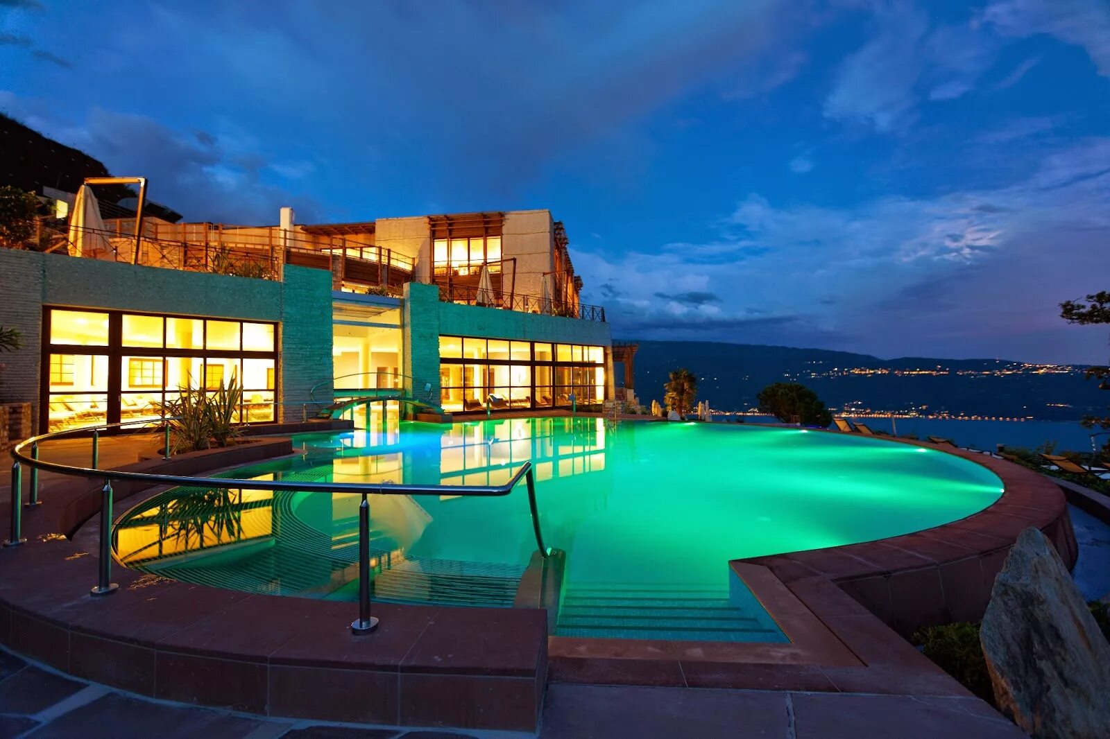 Очень красивые отели. Lefay Resort Spa. Отель в Италии Lefay Resort. Отель Lefay Lago di Garda. Lefay Resort Spa Garda.